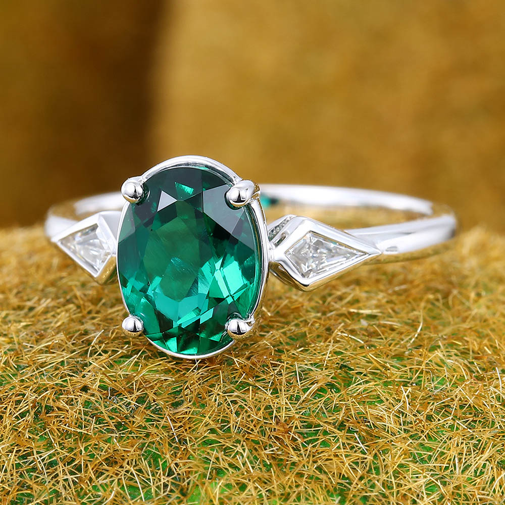 1.3CT Oval Cut Emerald Engagement Ring with Bezel Kite Accents