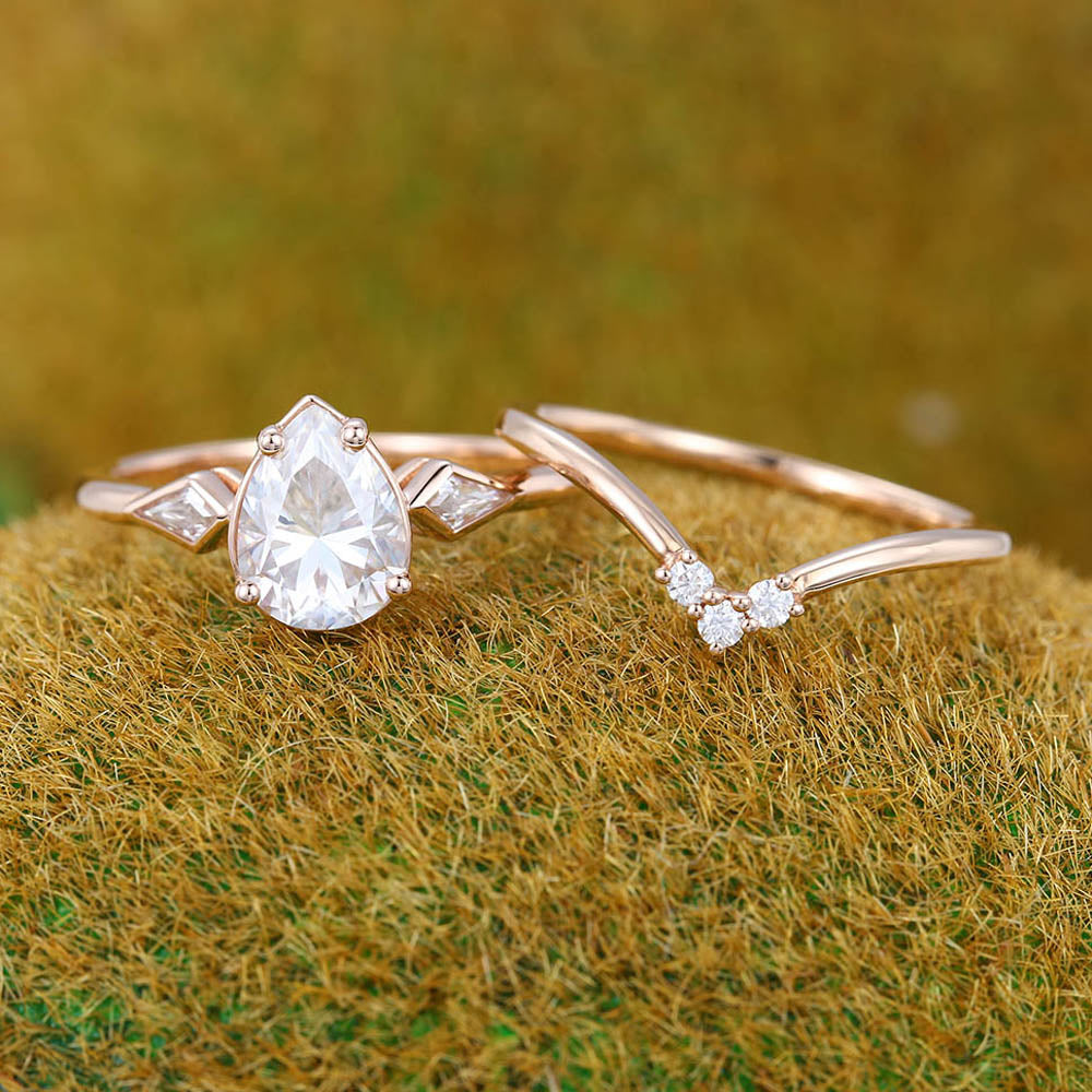 1CT Pear Shaped Moissanite Engagement Ring Set with Petite Kite & Round Accents