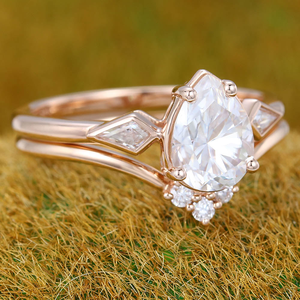 1CT Pear Shaped Moissanite Engagement Ring Set with Petite Kite & Round Accents
