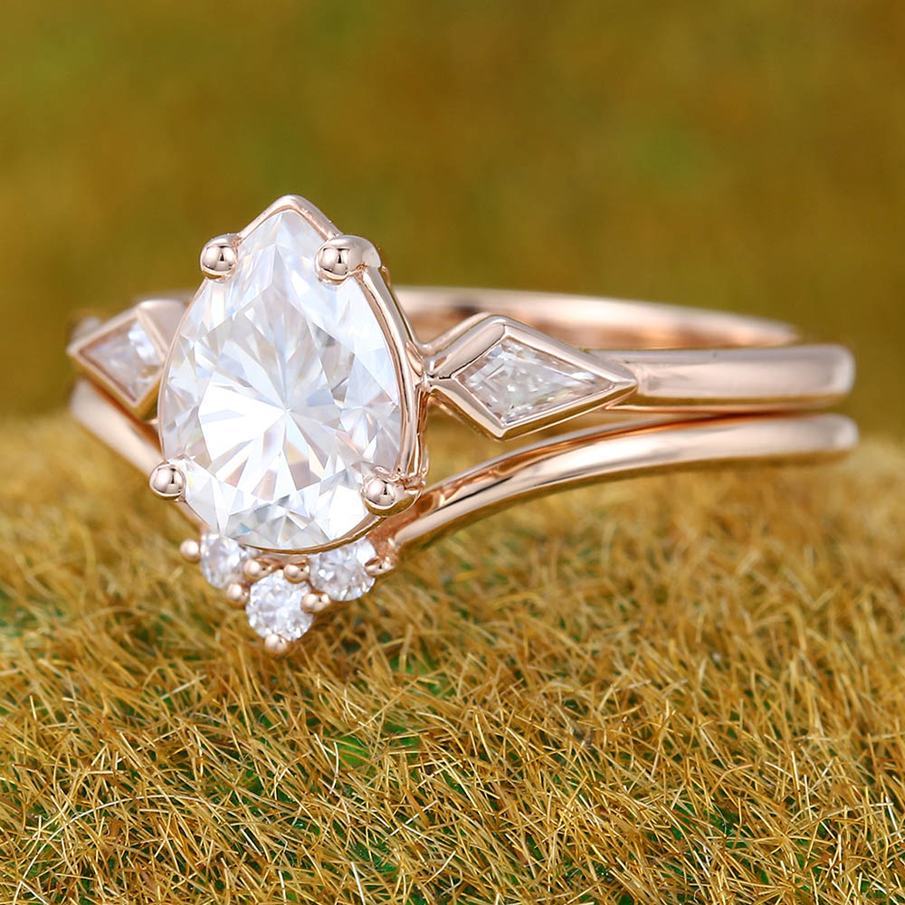 1CT Pear Shaped Moissanite Engagement Ring Set with Petite Kite & Round Accents
