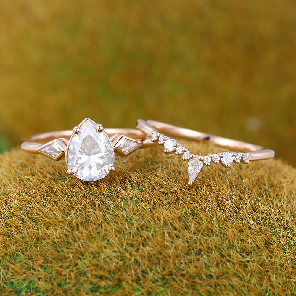 1CT Pear Shaped Moissanite Engagement Ring Set with Petite Moissanite Accents