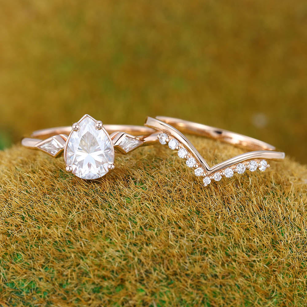 1CT Pear Shaped Moissanite Engagement Ring Set with Petite Round Moissanite Accent Bridal Band