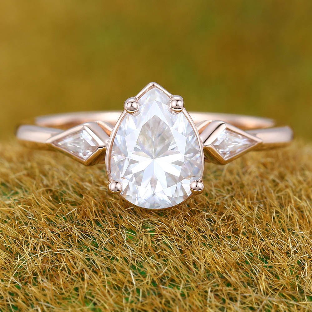 1CT Pear Shaped Moissanite Engagement Ring with Kite Accents