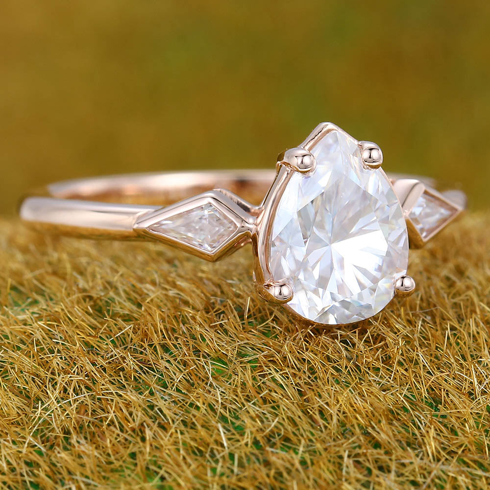 1CT Pear Shaped Moissanite Engagement Ring with Kite Accents