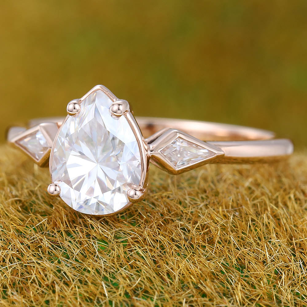 1CT Pear Shaped Moissanite Engagement Ring with Kite Accents