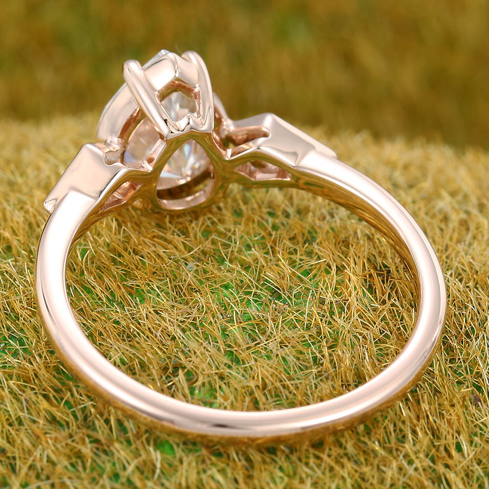 1CT Pear Shaped Moissanite Engagement Ring with Kite Accents