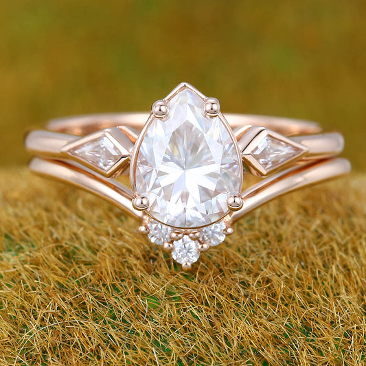 1CT Pear Shaped Moissanite Engagement Ring Set with Petite Kite & Round Accents